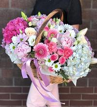 Цветочная композиция из Розы, Хризантемы, Пионы и Лизиантусы в корзине в Желябино
