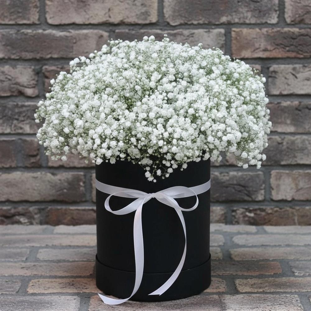 Цветочная композиция из Гипсофила в шляпной коробке в Желябино