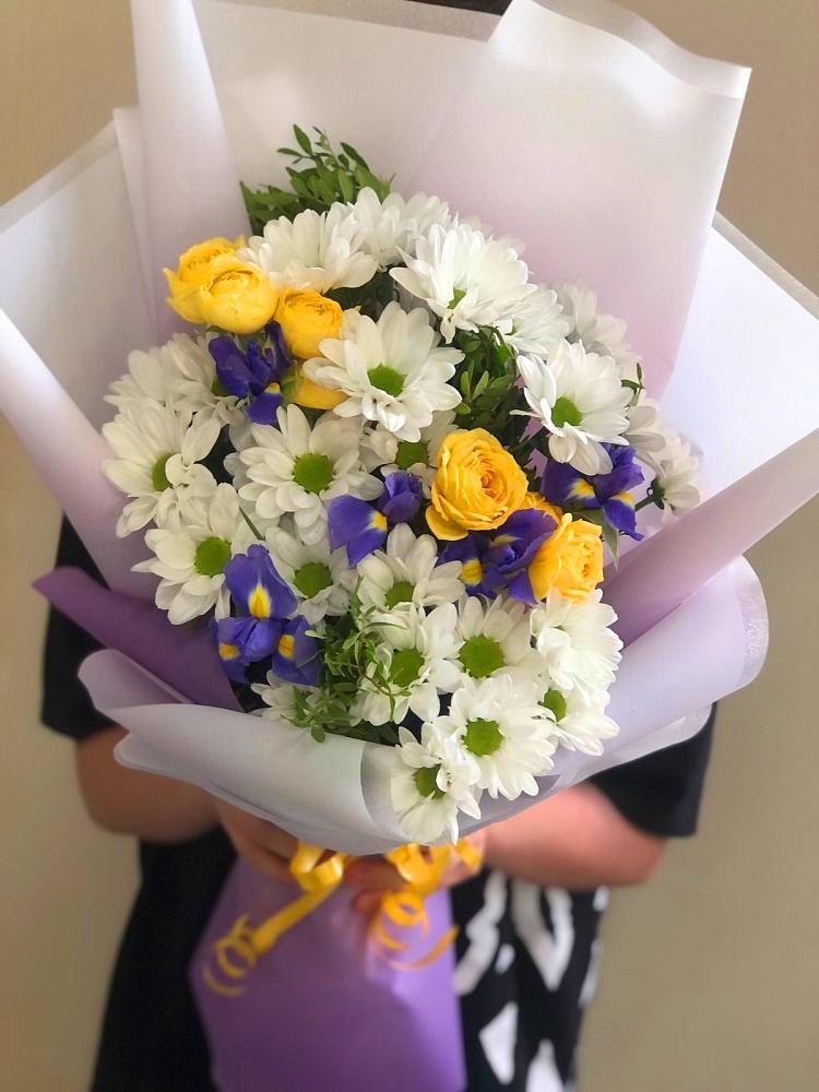 Букет цветов из: Ирисы, Хризантемы и Розы в Желябино