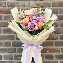 Букет цветов из:  Лизиантусы и Розы в Желябино