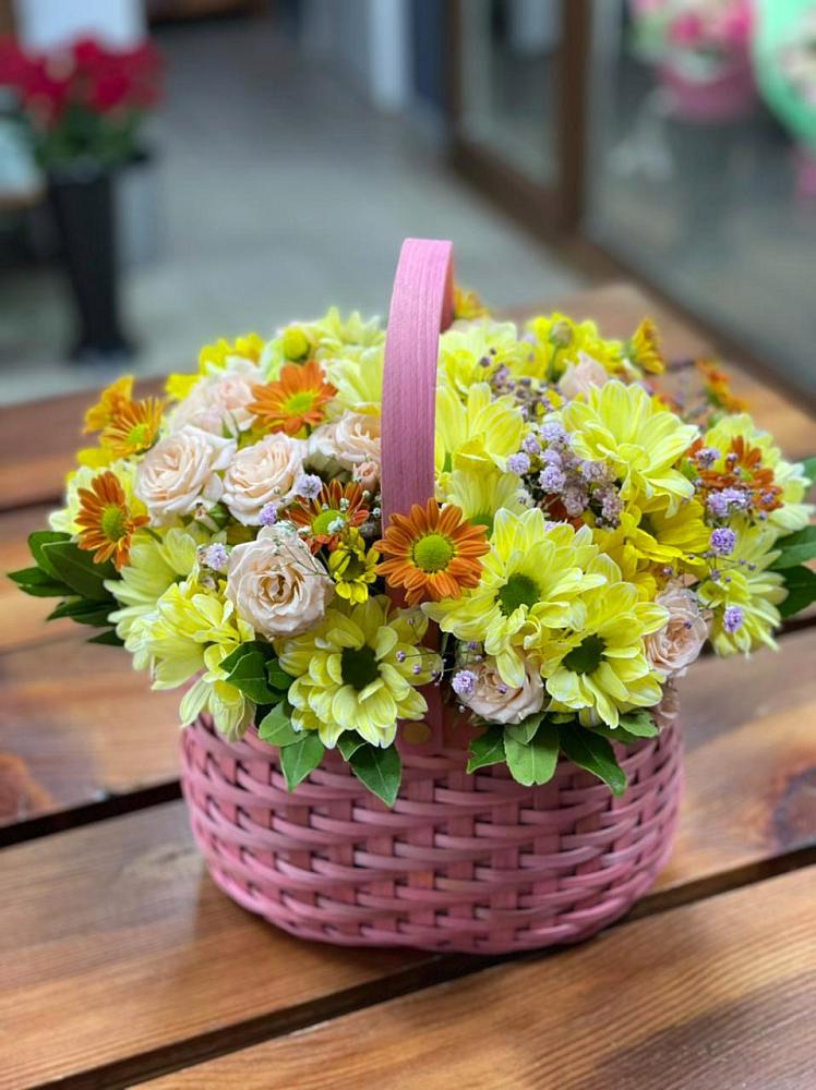Цветочная композиция из Хризантемы и Розы в корзине в Желябино