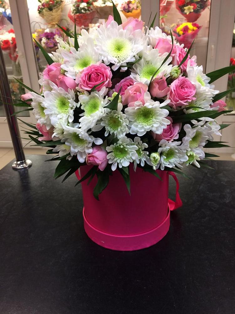 Цветочная композиция из Розы и Хризантемы в шляпной коробке в Желябино