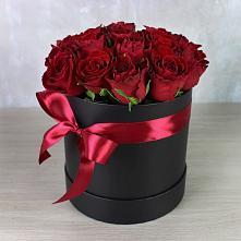 Цветочная композиция из Розы в шляпной коробке в Желябино