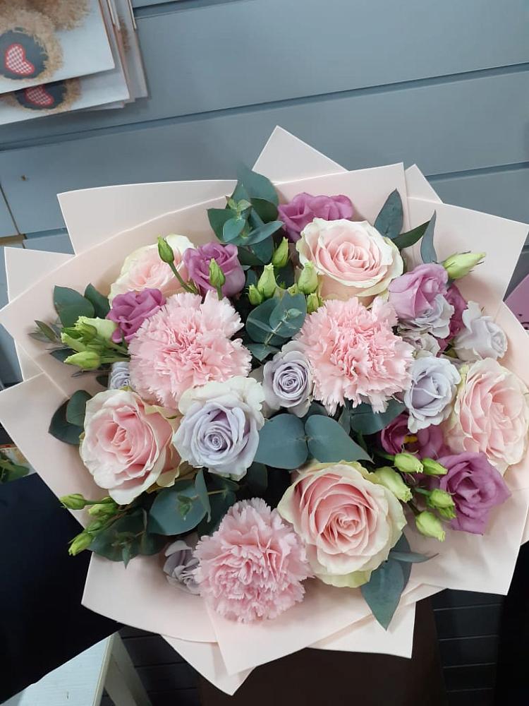 Букет цветов из: Розы, Гвоздики и Лизиантусы в Желябино